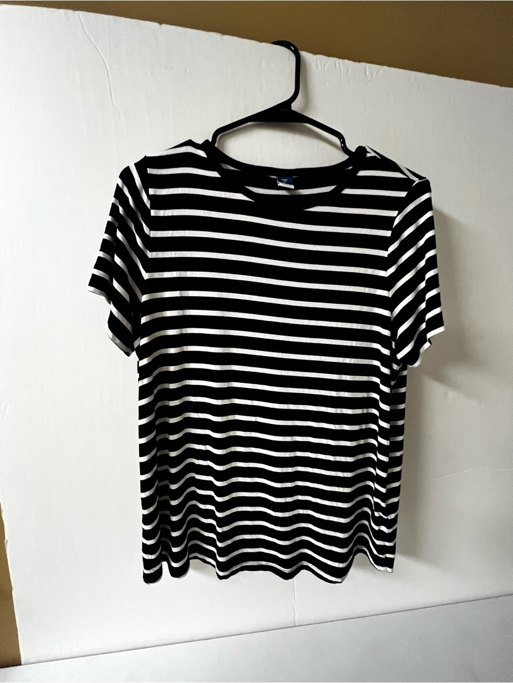 Old Navy Black and White Striped Short Sleeve T- Shirt Size Medium Crew Neck.